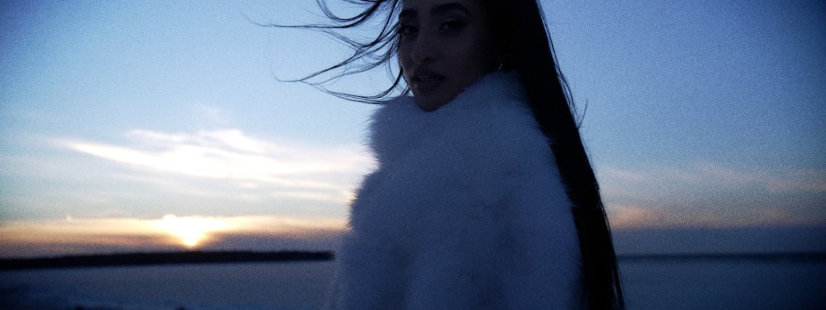 Η Αναστασία δίνει εικόνα στο «Βρέχει» μέσα από ένα δυναμικό cinematic video clip