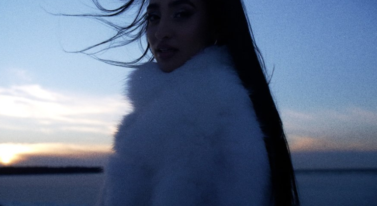 Η Αναστασία δίνει εικόνα στο «Βρέχει» μέσα από ένα δυναμικό cinematic video clip