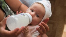 Δεκάδες δηλητηριάσεις στη Βρετανία αποδίδονται στα βρεφικά γάλατα που αποσύρθηκαν