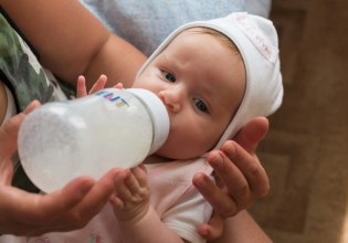 Δεκάδες δηλητηριάσεις στη Βρετανία αποδίδονται στα βρεφικά γάλατα που αποσύρθηκαν