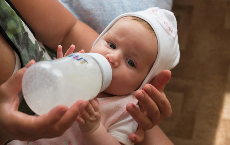 Δεκάδες δηλητηριάσεις στη Βρετανία αποδίδονται στα βρεφικά γάλατα που αποσύρθηκαν
