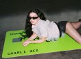 H Charli XCX δήλωσε ότι δεν θέλει να κάνει παιδιά και η απάντηση του Τζέισον Μπέιτμαν ήταν το λίγοτερο αποκρουστική