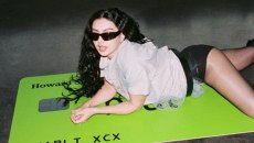 H Charli XCX δήλωσε ότι δεν θέλει να κάνει παιδιά και η απάντηση του Τζέισον Μπέιτμαν ήταν το λίγοτερο αποκρουστική