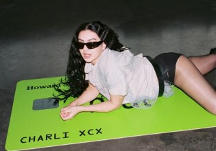 H Charli XCX δήλωσε ότι δεν θέλει να κάνει παιδιά και η απάντηση του Τζέισον Μπέιτμαν ήταν το λίγοτερο αποκρουστική