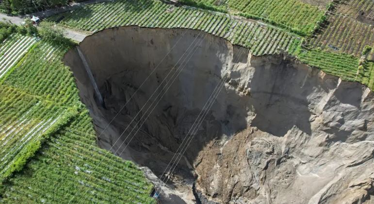 Ινδονησία: Γιγαντιαία καταβόθρα επεκτείνεται και καταπίνει αγροτικές εκτάσεις – Βίντεο