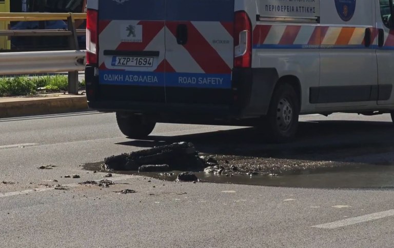 Συγγρού: Έσπασε βόθρος – Γέμισε με λύματα ο δρόμος