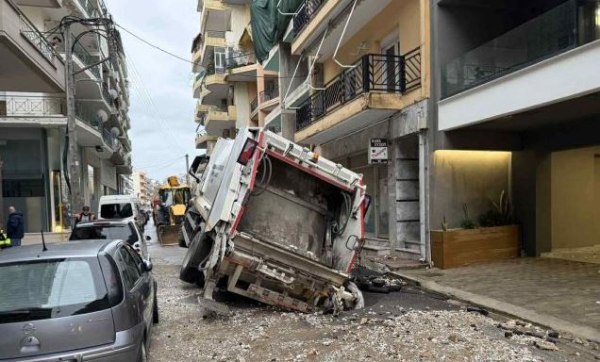 Καθίζηση οδοστρώματος στην Ξάνθη: Απορριμματοφόρο «βούλιαξε» στην άσφαλτο
