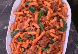 Συνταγή: Ριγκατόνι με πέστο λιαστής ντομάτας και μανιτάρια