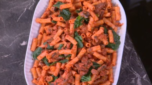 Συνταγή: Ριγκατόνι με πέστο λιαστής ντομάτας και μανιτάρια