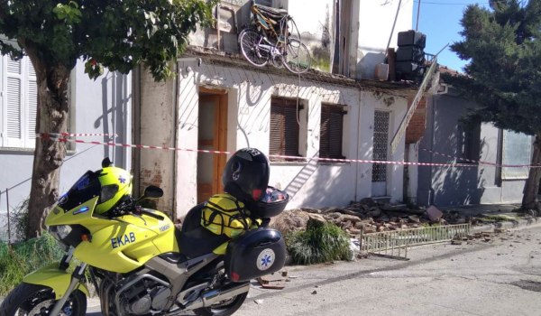 Βόλος:  Γυναίκα έπεσε στο δρόμο μαζί με το μπαλκόνι