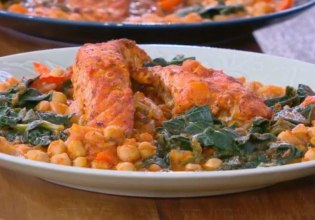 Συνταγή: Σολομός με ρεβύθια, σπανάκι και κάρι