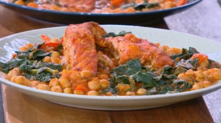 Συνταγή: Σολομός με ρεβύθια, σπανάκι και κάρι