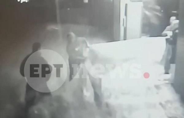 Κορωπί: Αστυνομικός διέσωσε ηλικιωμένο ζευγάρι από ορμητικά νερά