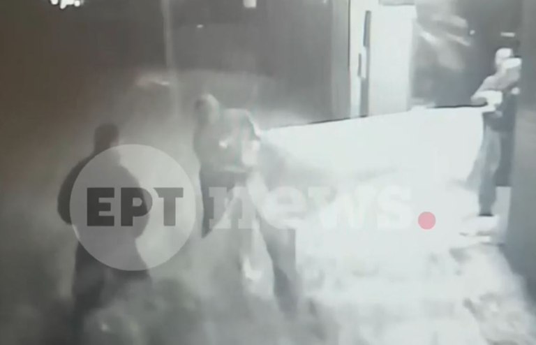 Κορωπί: Αστυνομικός διέσωσε ηλικιωμένο ζευγάρι από ορμητικά νερά