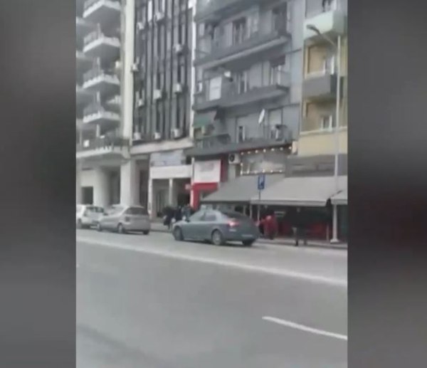 Θεσσαλονίκη: Βίντεο σοκ – Άγριος ξυλοδαρμός 62χρονου από πατέρα ανηλίκου που είχε παρασύρει με το αυτοκίνητό του