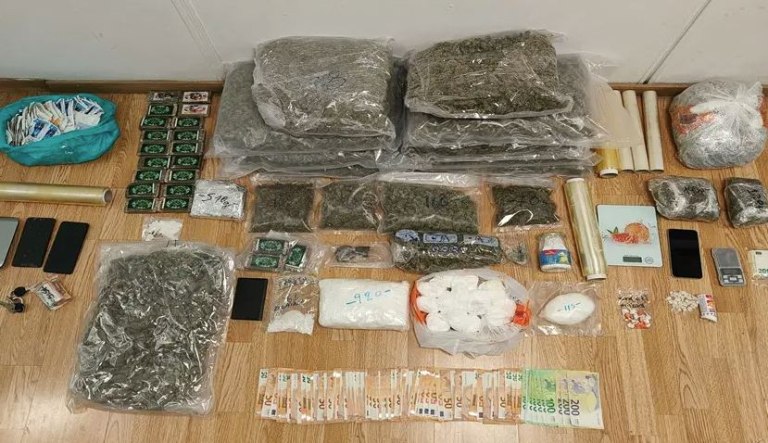 Αττική: Τρεις συλλήψεις για διακίνηση ναρκωτικών – Κατασχέθηκαν 14 κιλά κάνναβης και δύο κιλά κοκαΐνης