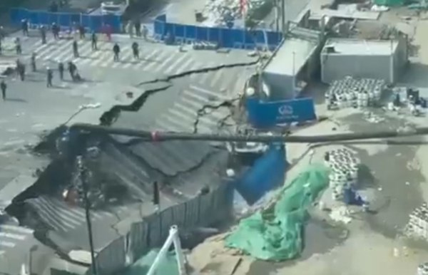 Σανγκάη: Βίντεο που κόβει την ανάσα – Τεράστια καθίζηση «καταπίνει» δρόμο