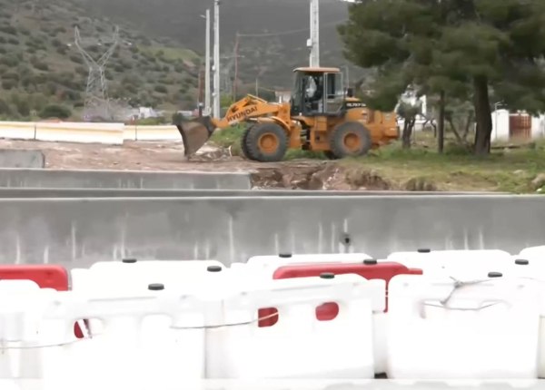 Γλυφάδα: Oδοφράγματα και τσιμεντένια μπλοκ στον δρόμο που είχε γίνει χείμαρρος