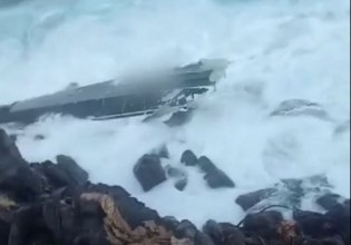 Ελαφόνησος: Τρομακτικό βίντεο – Θαλαμηγός διαλύθηκε πέφτοντας σε βράχια