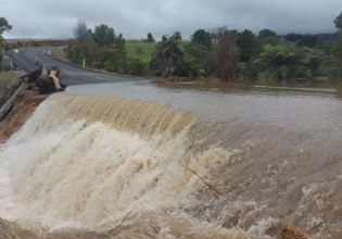 Η Νέα Ζηλανδία στο έλεος νέων καταιγίδων και ισχυρών ανέμων μετά από πλημμύρες με έναν νεκρό