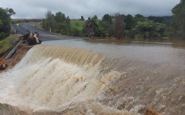 Η Νέα Ζηλανδία στο έλεος νέων καταιγίδων και ισχυρών ανέμων μετά από πλημμύρες με έναν νεκρό