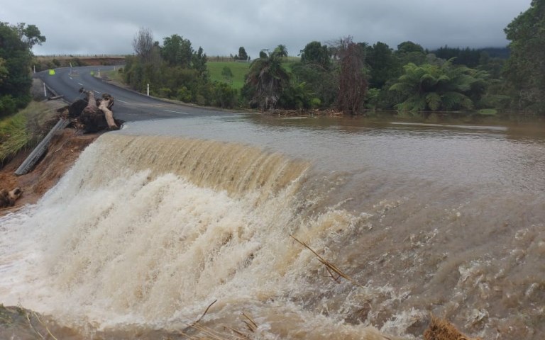 Η Νέα Ζηλανδία στο έλεος νέων καταιγίδων και ισχυρών ανέμων μετά από πλημμύρες με έναν νεκρό