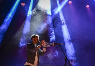 «Να ζω στο έπακρο το κάθε δευτερόλεπτο»: Ο Στέλιος Χατζηκαλέας για τη τζαζ, τη διαφορετικότητα και τη ζωή