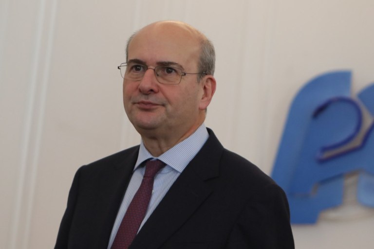 Χατζηδάκης: Εκβιαστικά διλήμματα, επίθεση στην αντιπολίτευση και νέες εξαγγελίες τον κατώτατο μισθό