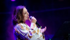 Χάρις Αλεξίου: Αν ζούσες συνέχεια με τον έρωτα θα ήσουν ένας παλαβός, πρέπει να πάμε παρακάτω, να αγαπήσουμε και αλλιώς