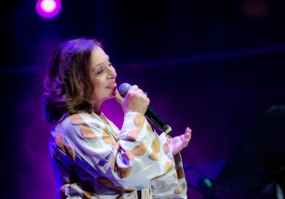 Χάρις Αλεξίου: Αν ζούσες συνέχεια με τον έρωτα θα ήσουν ένας παλαβός, πρέπει να πάμε παρακάτω, να αγαπήσουμε και αλλιώς