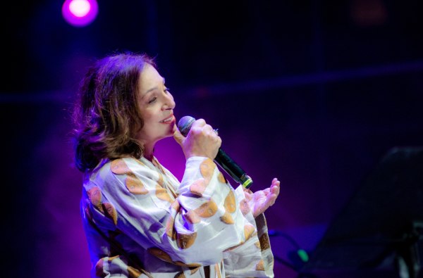 Χάρις Αλεξίου: Αν ζούσες συνέχεια με τον έρωτα θα ήσουν ένας παλαβός, πρέπει να πάμε παρακάτω, να αγαπήσουμε και αλλιώς