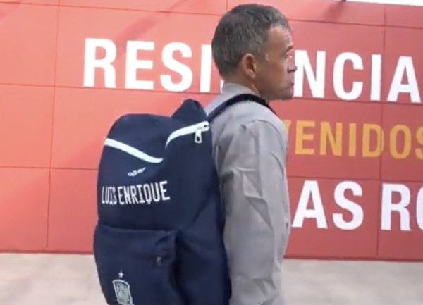 Η ατάκα του Λουίς Ενρίκε στη συνέντευξη Τύπου που έκανε άπαντες να ξεκαρδιστούν: «Αυτή η τσάντα είναι βόμβα;»