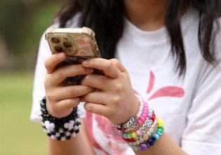 «Σύντομα» η ελληνική απαγόρευση των social media για ανηλίκους κάτω των 15