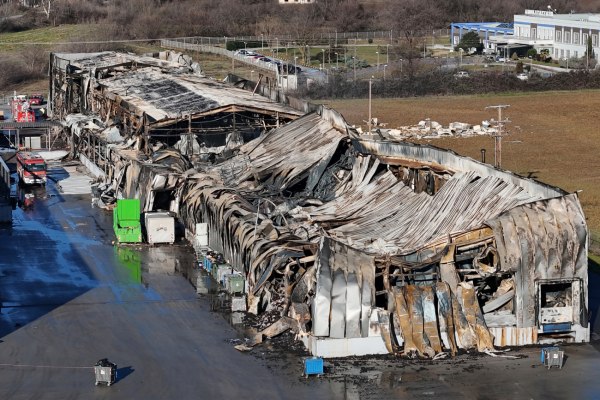 Πώς θα γίνει η επιχείρηση των ειδικών στο εργοστάσιο «Βιολάντα» για τα αίτια της φονικής έκρηξης