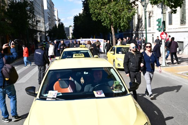 Πορεία προς το Μαξίμου από τους οδηγούς ταξί – Προειδοποιούν με απεργία διαρκείας