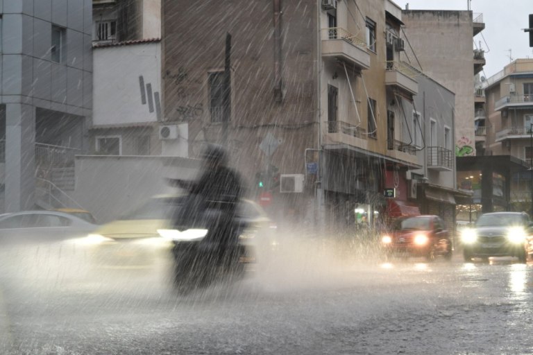 Κακοκαιρία σαρώνει τη χώρα – Λασποβροχές, χαλάζι και ισχυροί άνεμοι – Νέο έκτακτο δελτίο