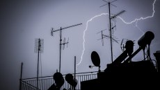 Άνοιξαν οι ουρανοί στην Αττική – Πού σημειώνονται έντονες βροχοπτώσεις