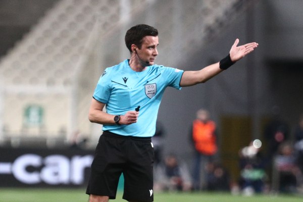 Έρικ Λάμπρεχτς: Ο ελίτ διαιτητής του ντέρμπι στο Βέλγιο έχει λιγότερα ματς από τον VAR και τον AVAR!