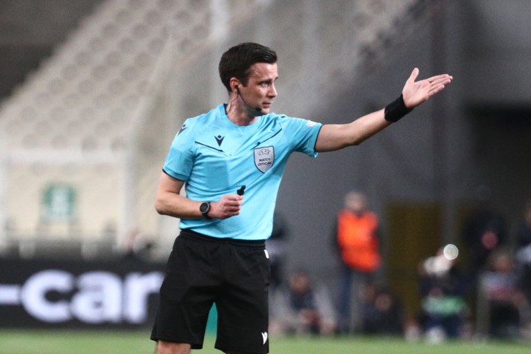 Έρικ Λάμπρεχτς: Ο ελίτ διαιτητής του ντέρμπι στο Βέλγιο έχει λιγότερα ματς από τον VAR και τον AVAR!