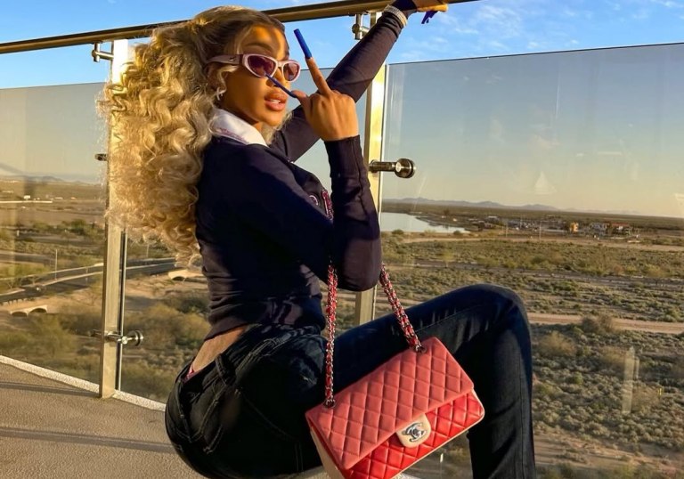 Επική τούμπα της Cardi B όταν πήγε να κάνει lap dance σε ρομπότ και αυτό έπεσε πάνω της