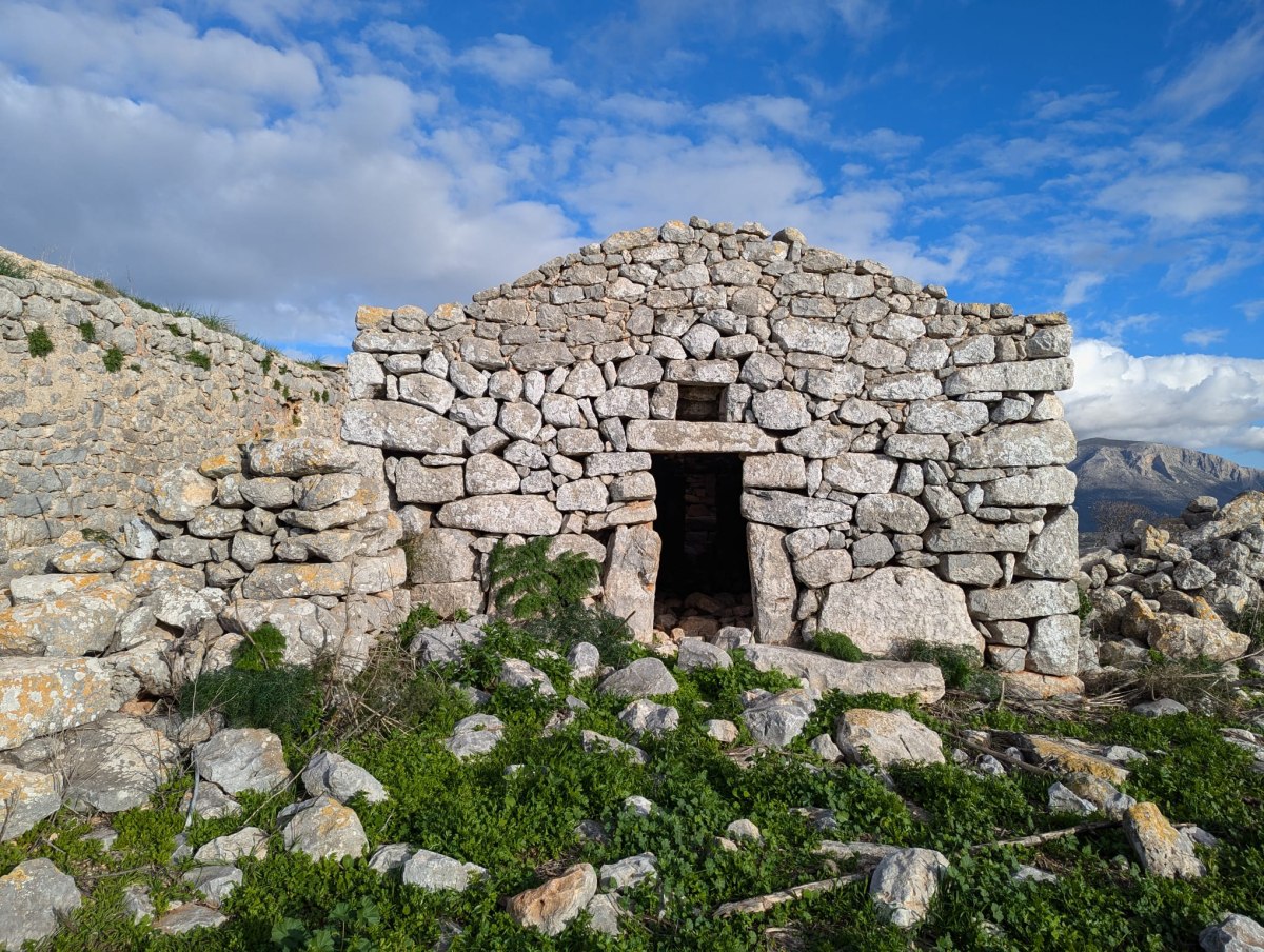 Ο ναός του Αγίου Γεωργίου (11ος-12ος αιώνας) στον αρχαίο οικισμό της Άνω Πούλας. Ο ναός ακολουθεί τη μεγαλιθική οικοδομική παράδοση της Μέσα Μάνης, η οποία χαρακτηρίζεται από τη χρήση εξαιρετικά μεγάλων λίθινων όγκων που τοποθετούνται χωρίς κονίαμα (Λεωνίδας-Ρωμανός Νταβράνογλου)