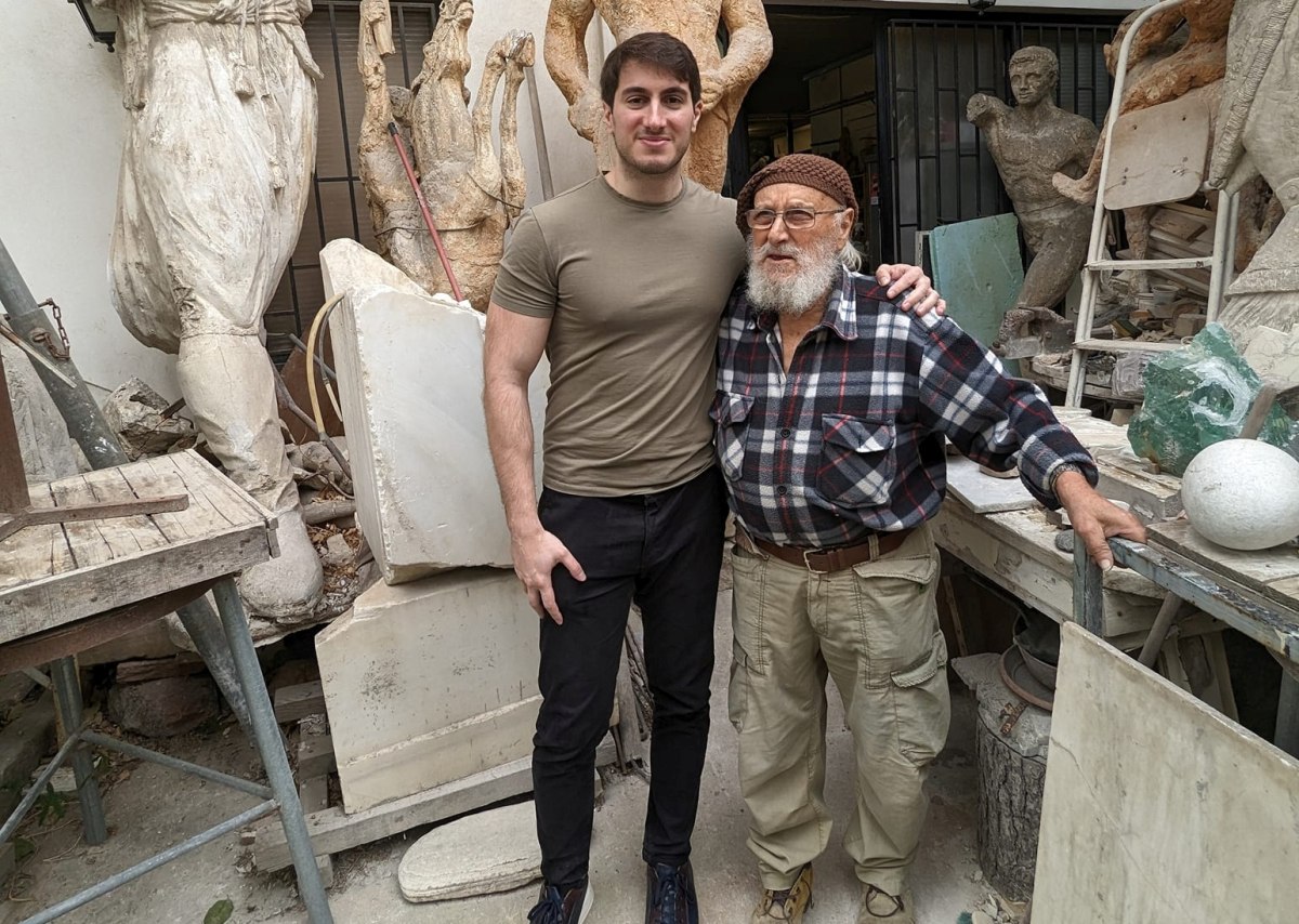 Ο επικεφαλής της μελέτης,, Λεωνίδας-Ρωμανός Νταβράνογλου (Α) με τον Μανιάτη γλύπτη, ζωγράφο και λογοτέχνη Μιχάλη Κάσση (Βίνια Τσοπέλα)
