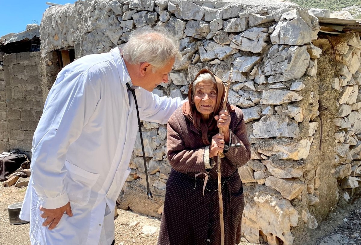 Ο δρ Ανάργυρος Μαριόλης, διευθυντής του Κέντρου Υγείας Αρεόπολης και μέλος της ερευνητικής ομάδας, έχει οικοδομήσει δεσμούς εμπιστοσύνης με την τοπική κοινωνία (Α. Μαριόλης)