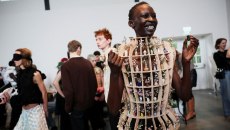 Οφθαλμαπάτη – Ο Daniel del Valle έντυσε τα μοντέλα με έπιπλα στην Εβδομάδα Μόδας του Λονδίνου