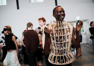 Οφθαλμαπάτη – Ο Daniel del Valle έντυσε τα μοντέλα με έπιπλα στην Εβδομάδα Μόδας του Λονδίνου