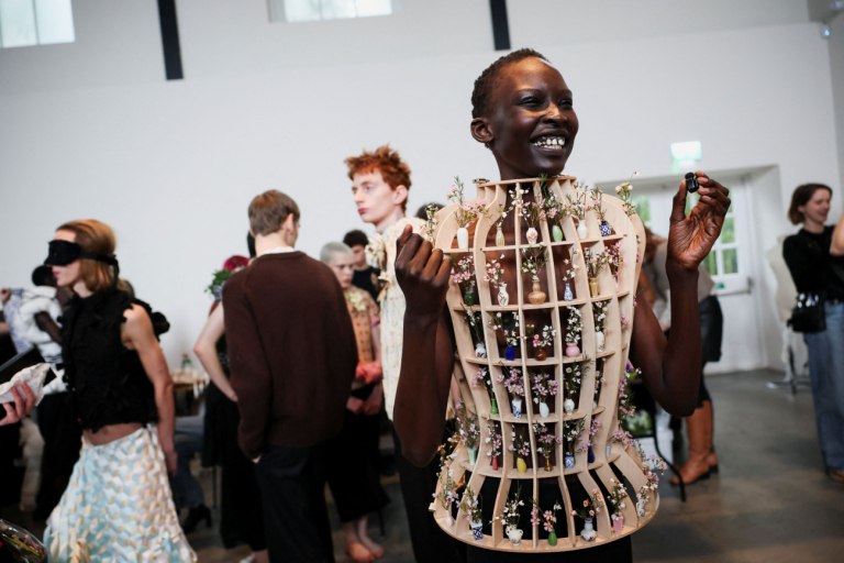 Οφθαλμαπάτη – Ο Daniel del Valle έντυσε τα μοντέλα με έπιπλα στην Εβδομάδα Μόδας του Λονδίνου