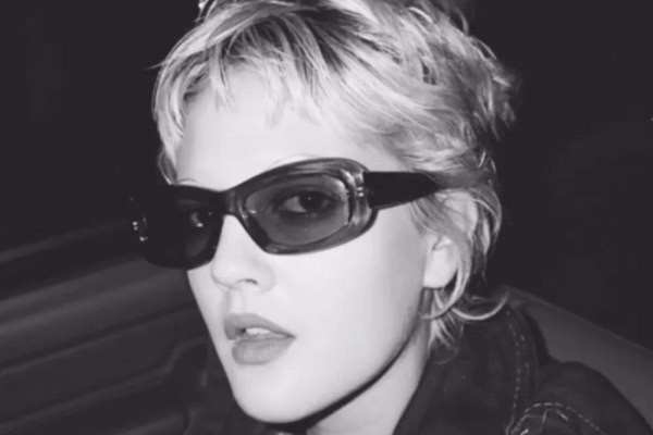 «Μαμά, πώς ήσουν τη δεκαετία του ’90;» – Η Ντρου Μπάριμορ θυμάται την πιο ατίθαση φάση της