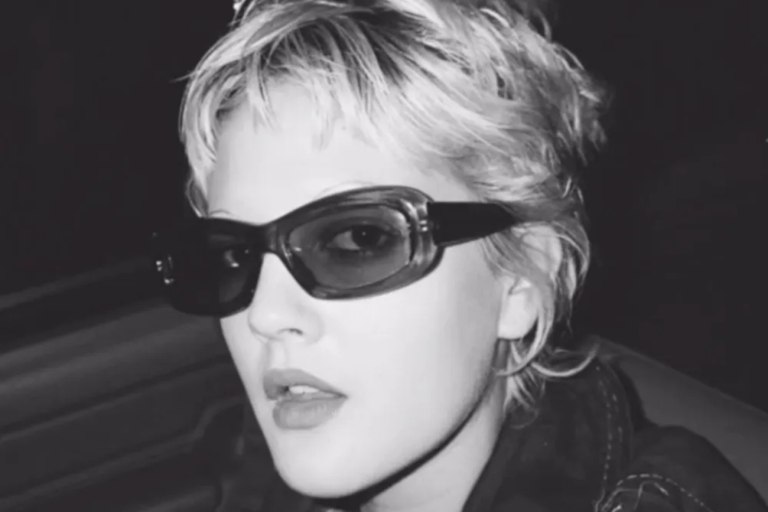 «Μαμά, πώς ήσουν τη δεκαετία του ’90;» – Η Ντρου Μπάριμορ θυμάται την πιο ατίθαση φάση της