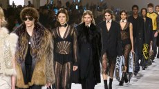 Το νηφάλιο ντεμπούτο της Μαρία Γκράτσια Κιουρί στη Fendi – «Δε σχεδιάζω για να ψυχαγωγώ»