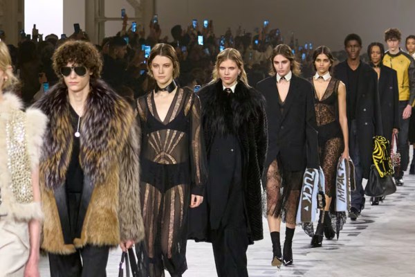 Το νηφάλιο ντεμπούτο της Μαρία Γκράτσια Κιουρί στη Fendi – «Δε σχεδιάζω για να ψυχαγωγώ»